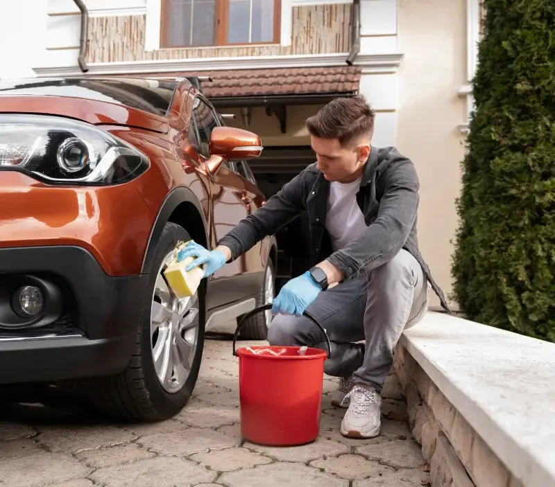 Lavage auto à domicile Mas-de-Londres : professionnel intervenant sur un véhicule